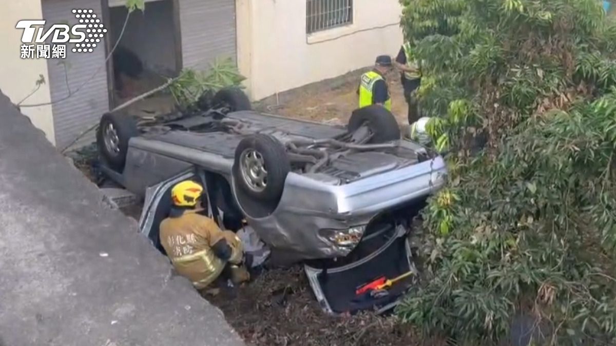祖孫5人翻車墜2公尺荔枝園!6歲男童骨折受困 肇因曝光。(圖/消防隊提供)