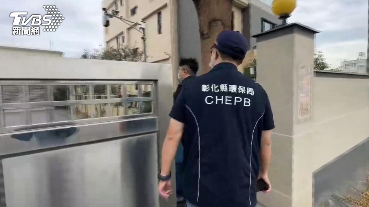 彰化埤頭鄉一處蛋雞場的雞蛋被驗出農藥「芬普尼」稽查人員到場內進行稽查。(圖／TVBS)
