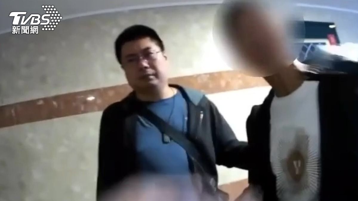 周姓共犯遭警方拘提。(圖/TVBS)
