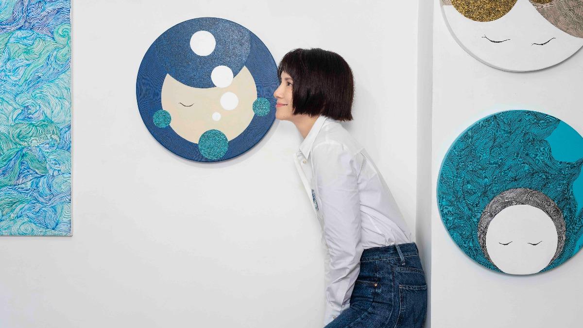 李心潔跟「白糖糕」合影。(圖/13a New Street Art Gallery提供)