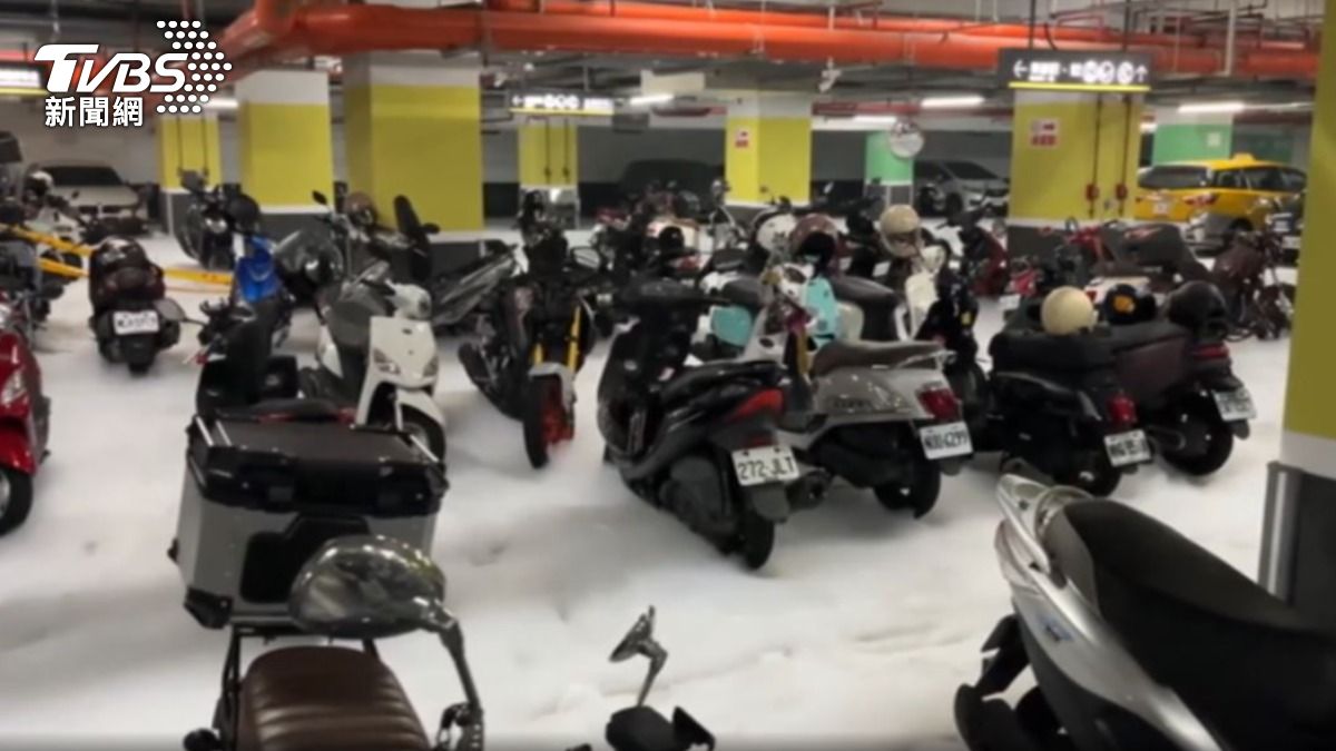 消防噴頭失準？社宅機車自燃住戶自行滅火。（圖／TVBS）