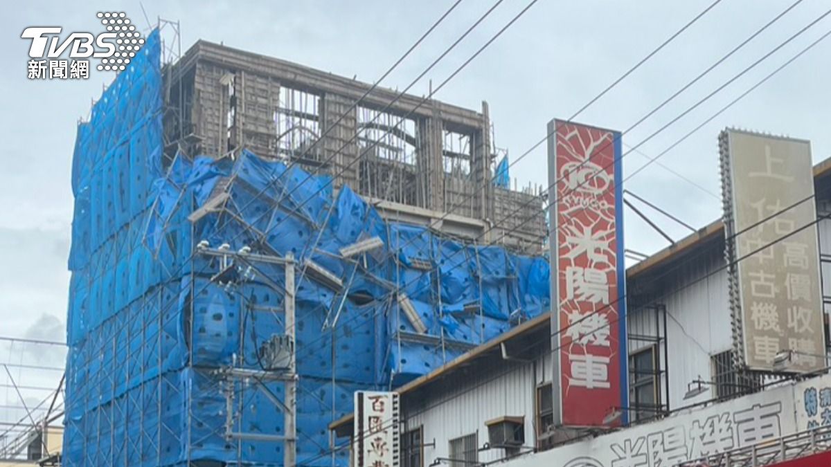新竹市寶山路的工地鷹架被吹垮。(圖/TVBS)