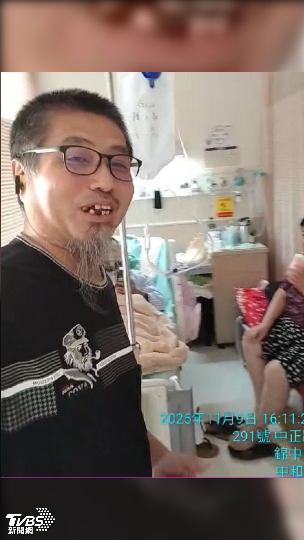 指謫醫院這樣的廣播內容不恰當，對他造成心理陰影。為證實他所言不虛，立刻用時間相機，請旁人為他做證。（圖／當事人提供）