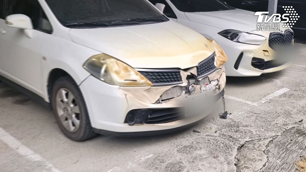 火災疑因監視器電線走火所致，波及附近多輛停放車輛，維修費用恐達數萬元。（圖／TVBS）