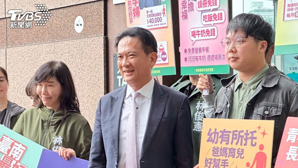 林俊憲今在加油團陪同下完成初選登記。(圖/潘袁詩羽攝)