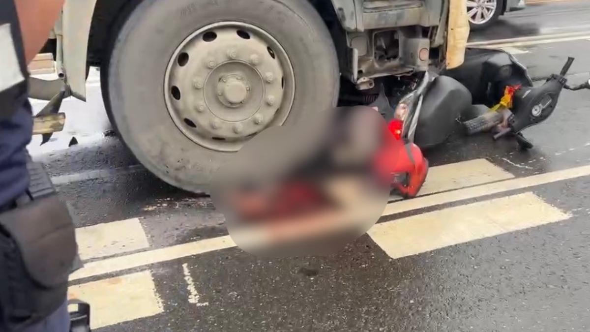 高雄女騎士腳遭水泥車重壓，馬路上有血跡。（圖／翻攝記者爆料網）