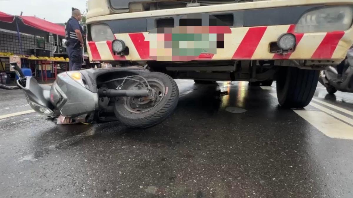 高雄女騎士腳遭水泥車重壓。(圖/翻攝記者爆料網)