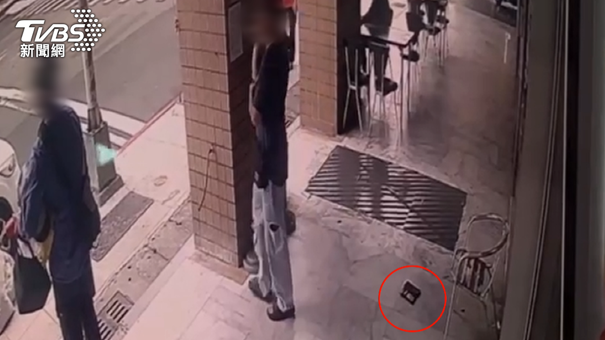 男子到自助洗衣店洗衣服,卻不慎錢包掉落被撿走,急忙報警並PO網請求協尋。(圖/TVBS)