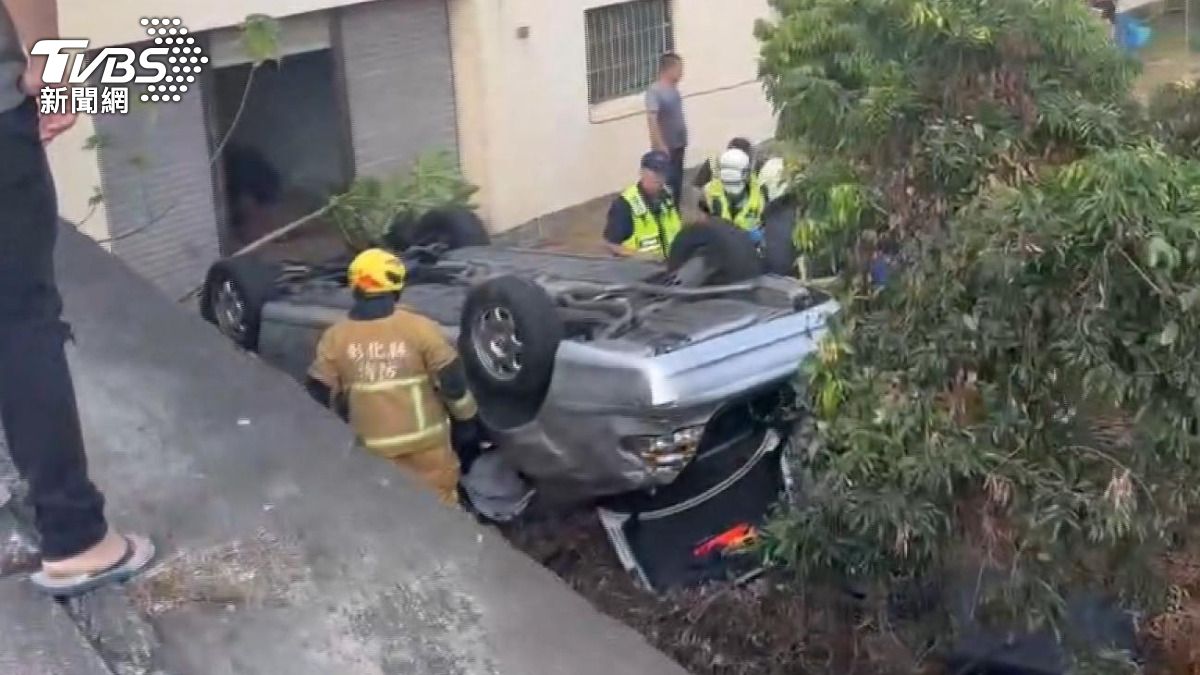 其中6歲男童腿部骨折且一度受困,所幸所有人意識清醒。(圖/消防隊提供)