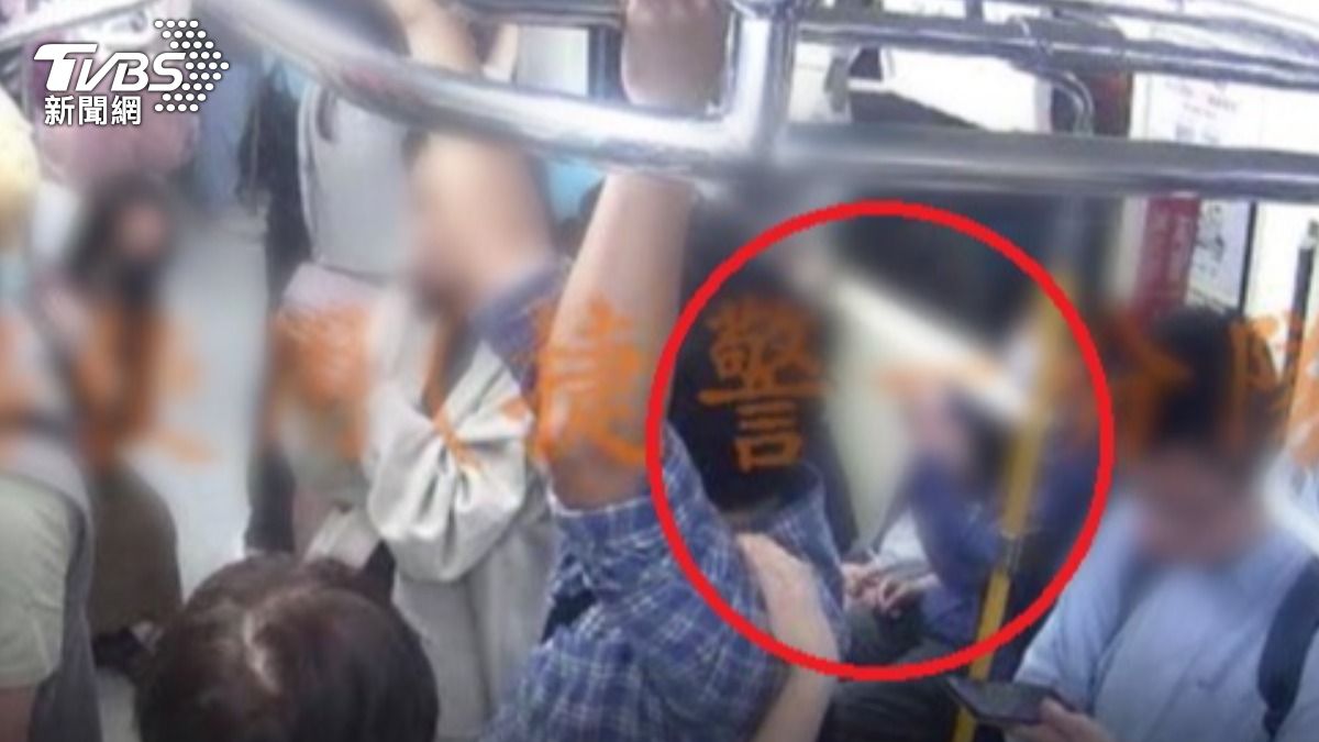 北捷嬤黑歷史又一樁!持傘狂K女童右腿畫面曝 父心疼緊抱愛女