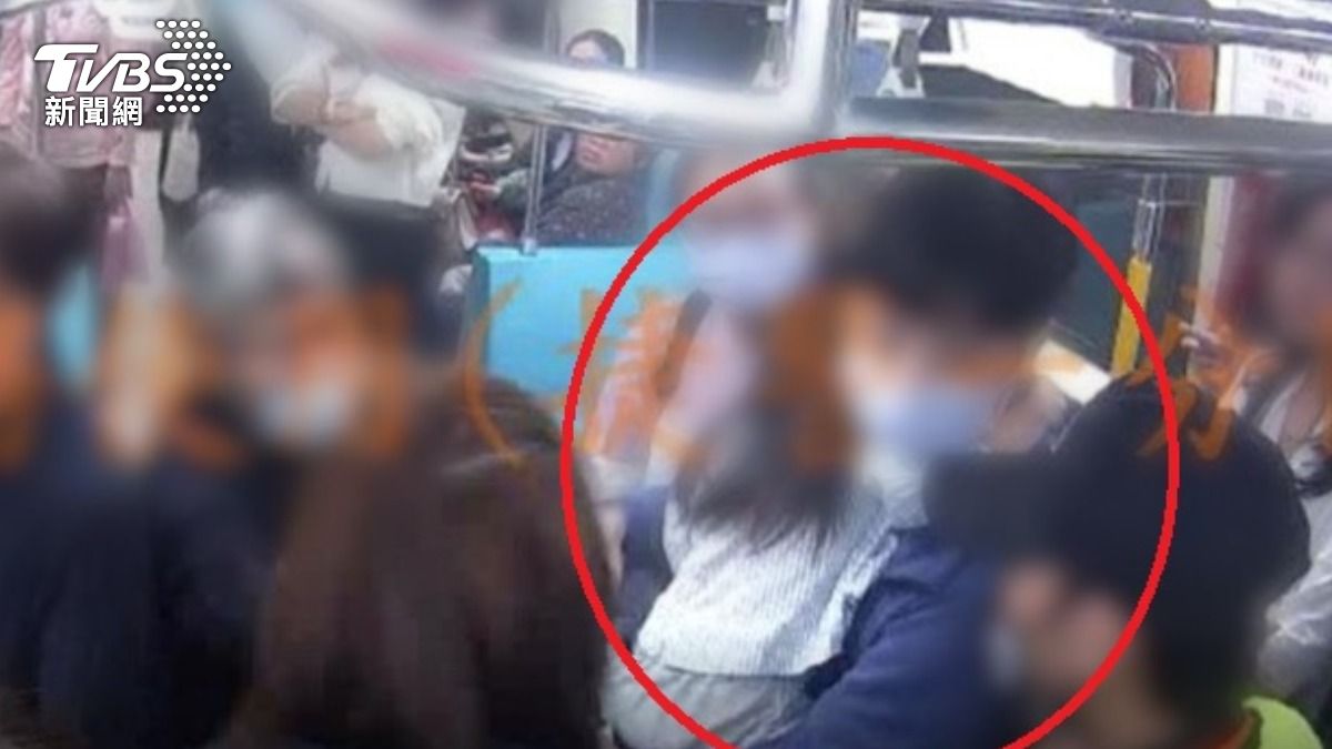 父親心疼女兒緊緊抱住。(圖/TVBS)