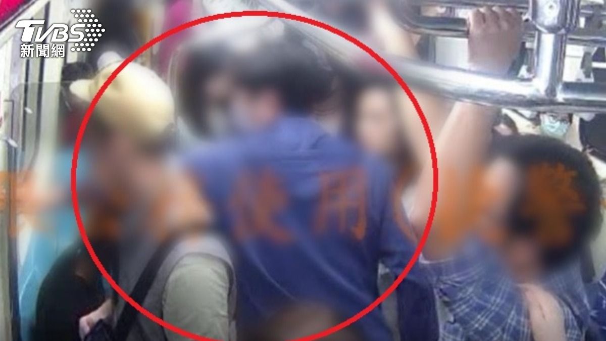女童父親按鈴通知捷運人員報警提告。(圖/TVBS)