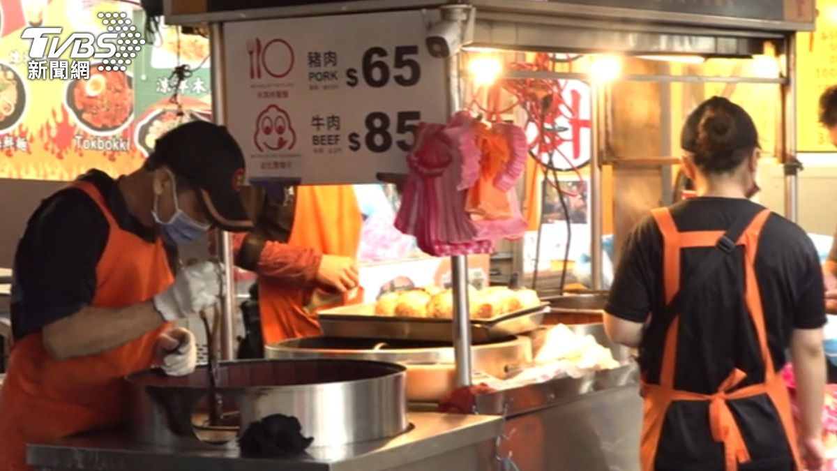 饒河夜市知名的胡椒餅店推出牛肉口味一顆85元。(圖/TVBS)