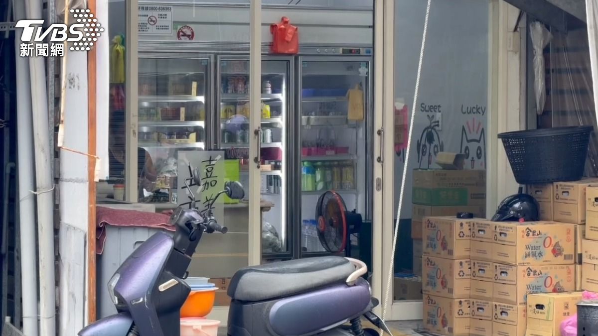 寶桑路上一間檳榔攤,9號晚間被人開空氣槍射擊,隔天早上仍然正常營業。(圖/TVBS)