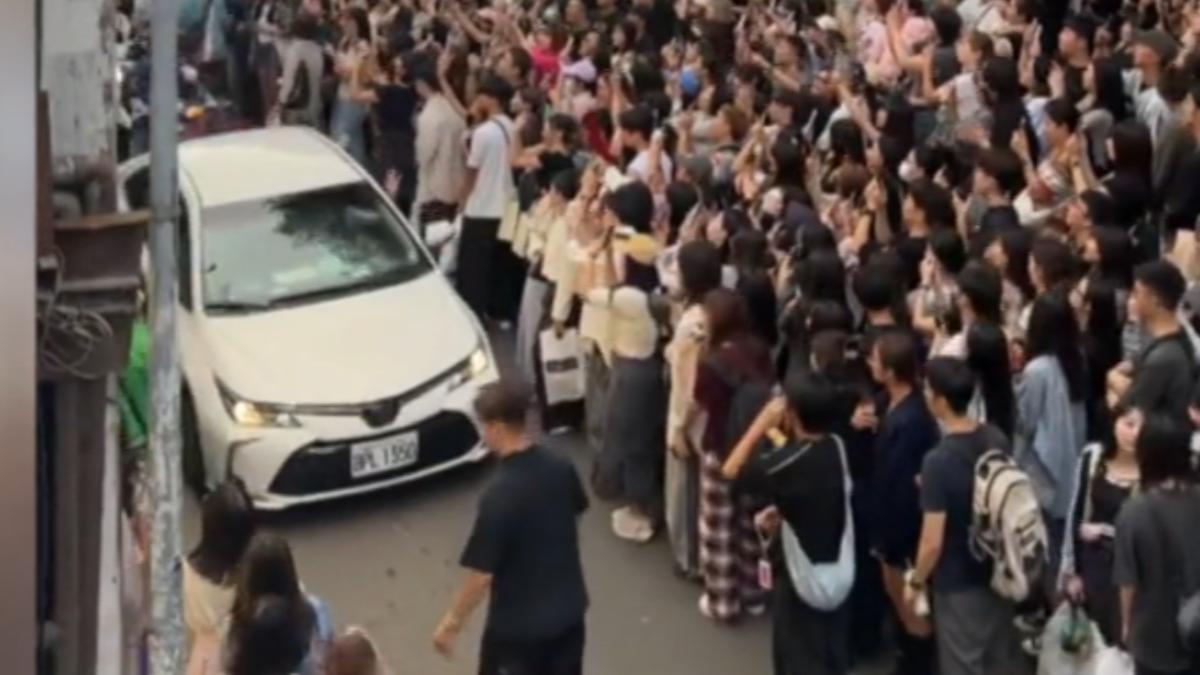 群眾緊貼經過車輛。（圖／民眾提供）
