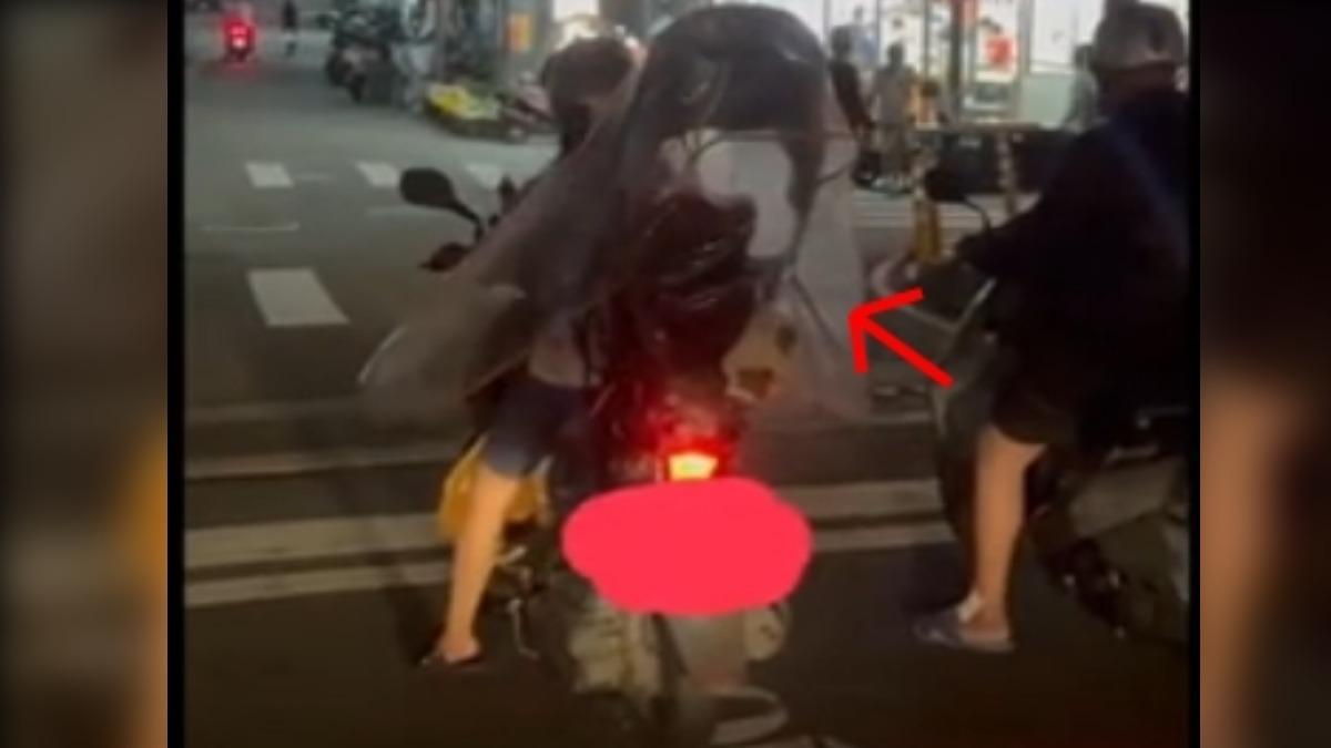 兒童座椅加雨遮,颱風天強風恐重心不穩。(圖/目擊者提供)
