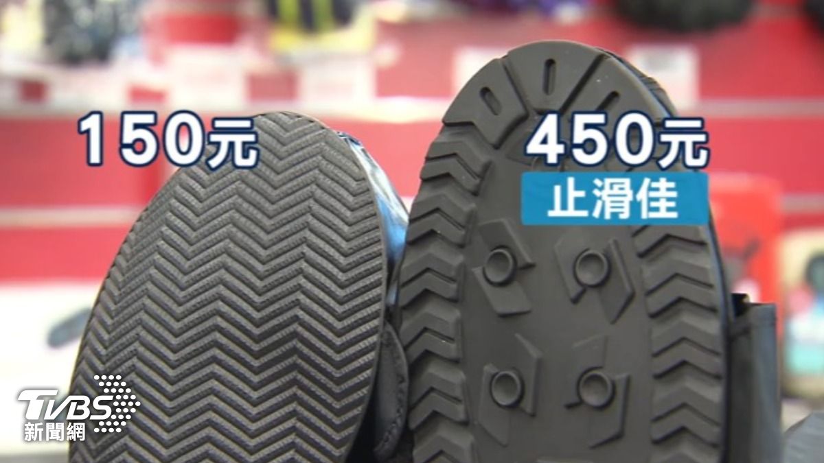 若真得穿拖鞋騎車,加止滑效果好的鞋套比較安全。(圖/TVBS)