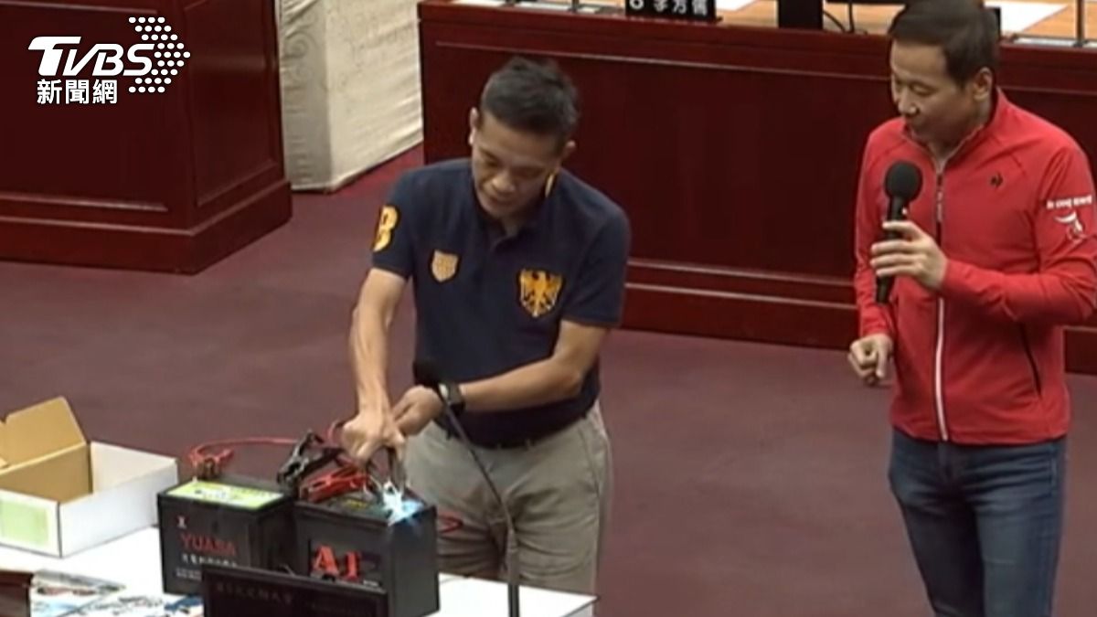 一名汽修科老師質疑教科書的教法有誤,控釀火燒車。(圖/TVBS)