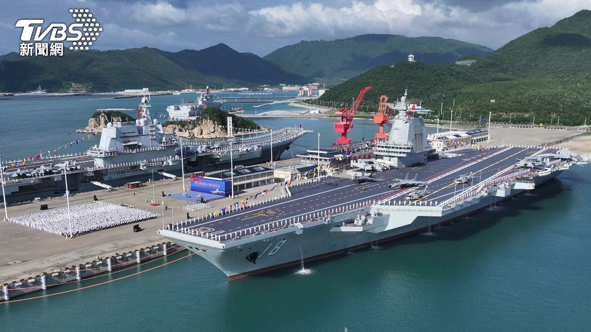 中共第三艘航空母艦「福建艦」,11月5日在海南省三亞市一處軍港舉行入列服役儀式。(圖/達志影像美聯社)