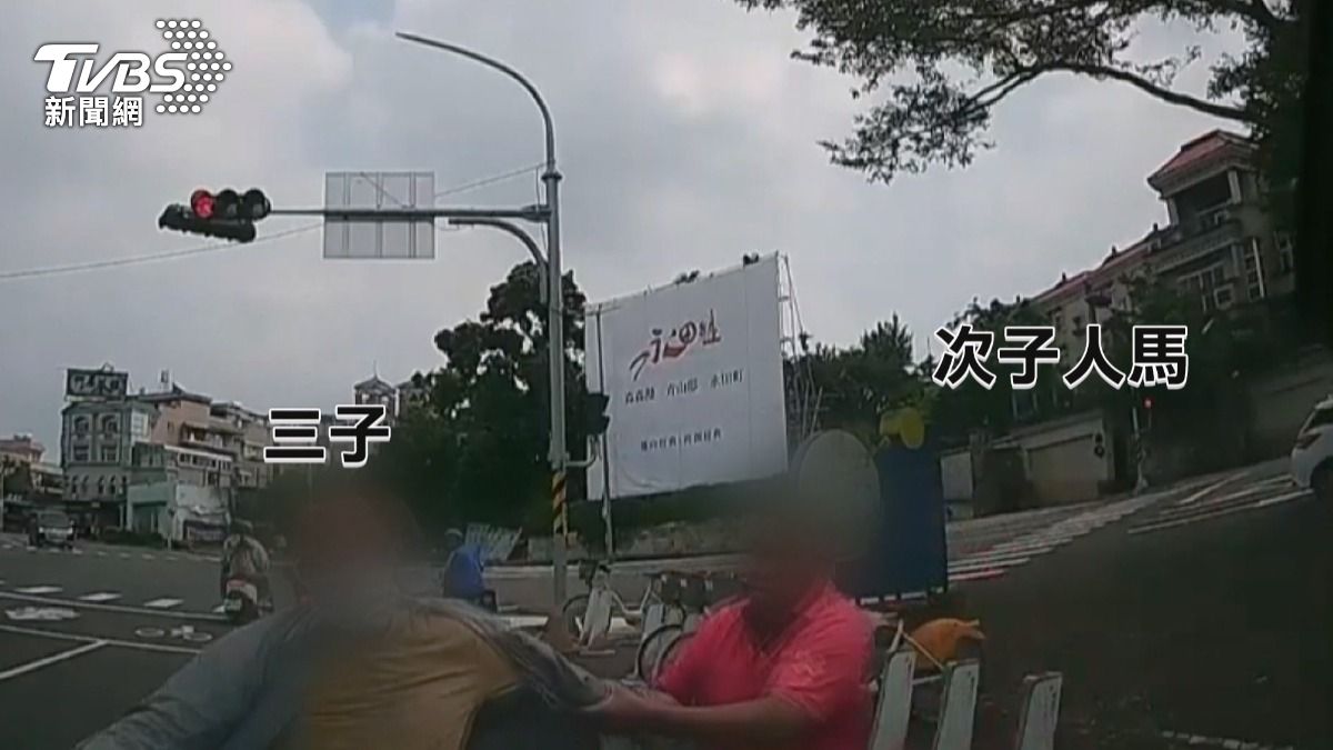 嘉義92歲大地主的兒女,為了爭產分成兩派,在街頭上演爭奪搶人大戰。(圖/TVBS)