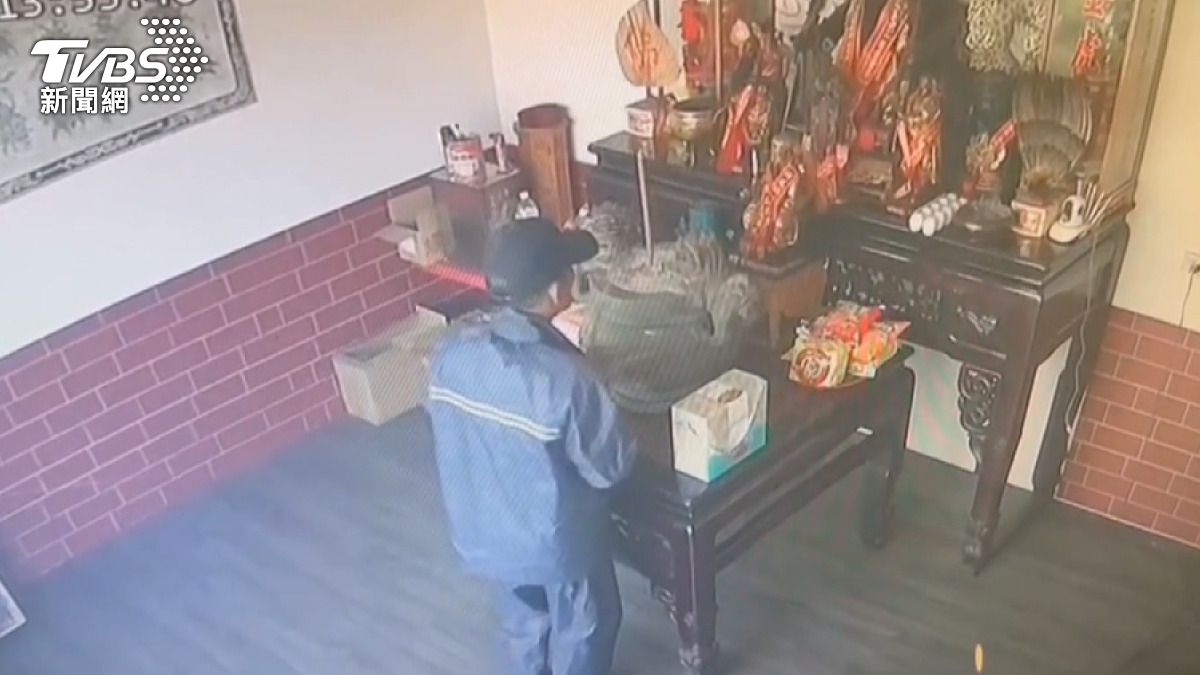 假裝參拜的方式行竊，竟將神像上價值近20萬元的金牌硬扯下來。(圖／廟方提供)