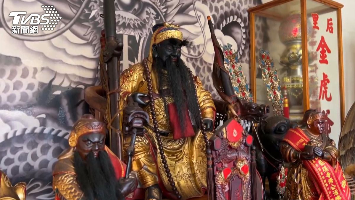 拿走小尊神像上的金牌，接著轉向大尊神像下手。(圖／廟方提供)
