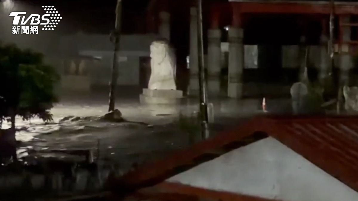 大量泥水淹進萬榮鄉明利村。（圖／TVBS）