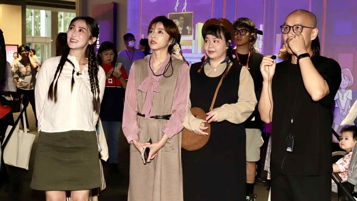 左起蔡允潔、王瞳、宮美樂認真聽導覽。（圖／民視提供）