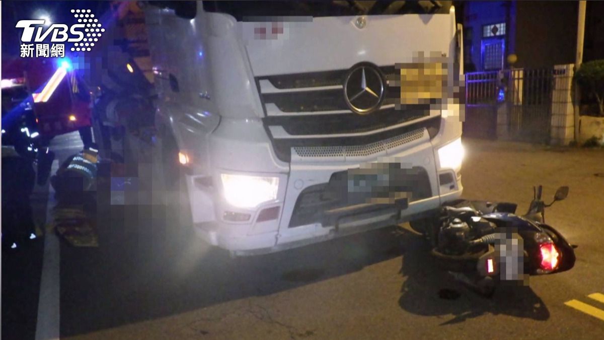 砂石車闖禁行區釀死亡車禍！老翁卡車輪下「碰」一聲亡。(圖／TVBS)  