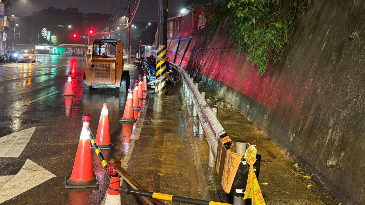 土石已2度坍方,當地里長緊急封閉人行道,避免民眾誤闖。(圖/孝深里長郭姵萱提供)
