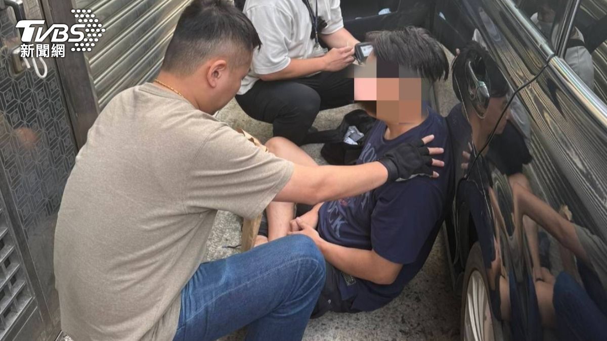 杜男同夥負責送水、毛巾給泰籍小姐與少女。（圖／TVBS）