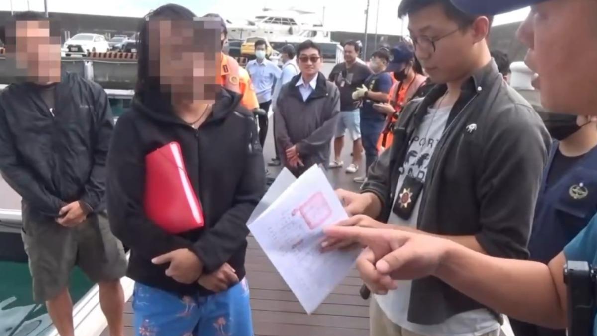 不法新手法！遊艇假觀光真走私　加熱菸12,000包全被查獲。（圖／海巡署）