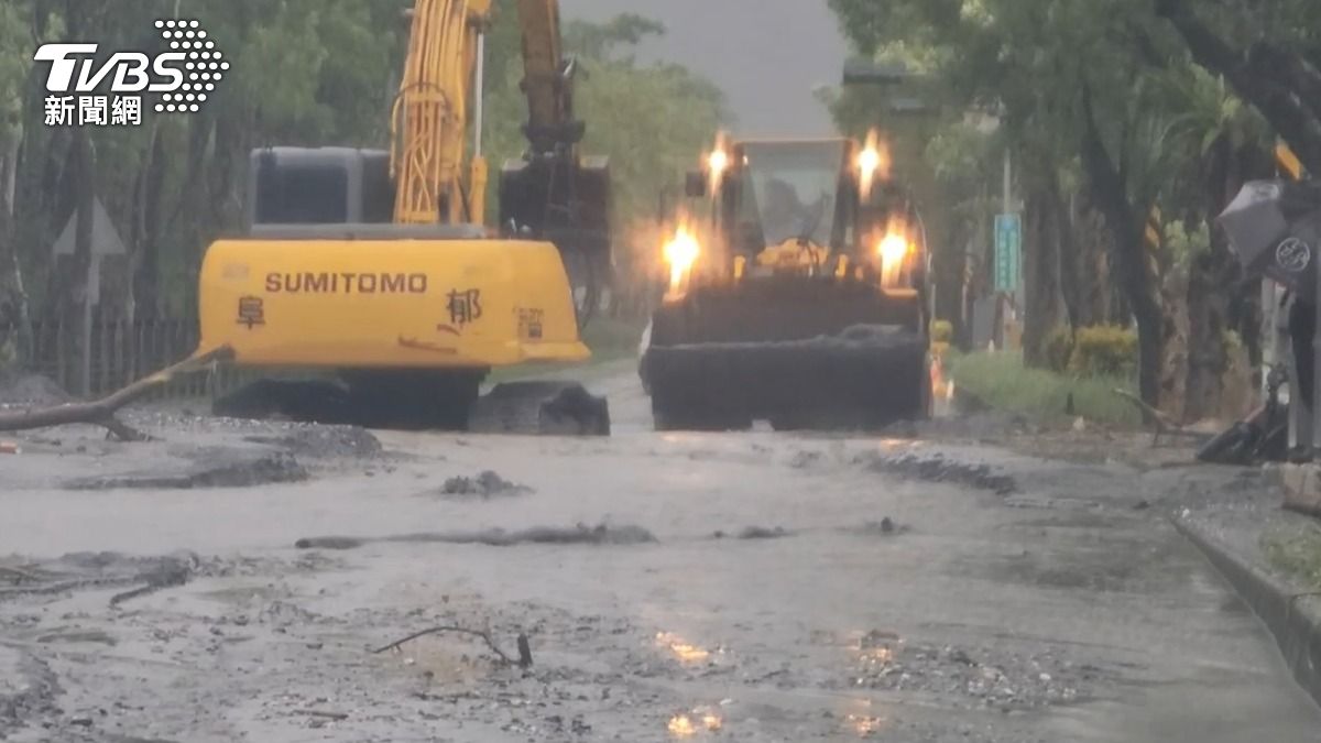 溪水、泥沙淹上台9線路面，相關單位正在施工排除中。（圖／TVBS）