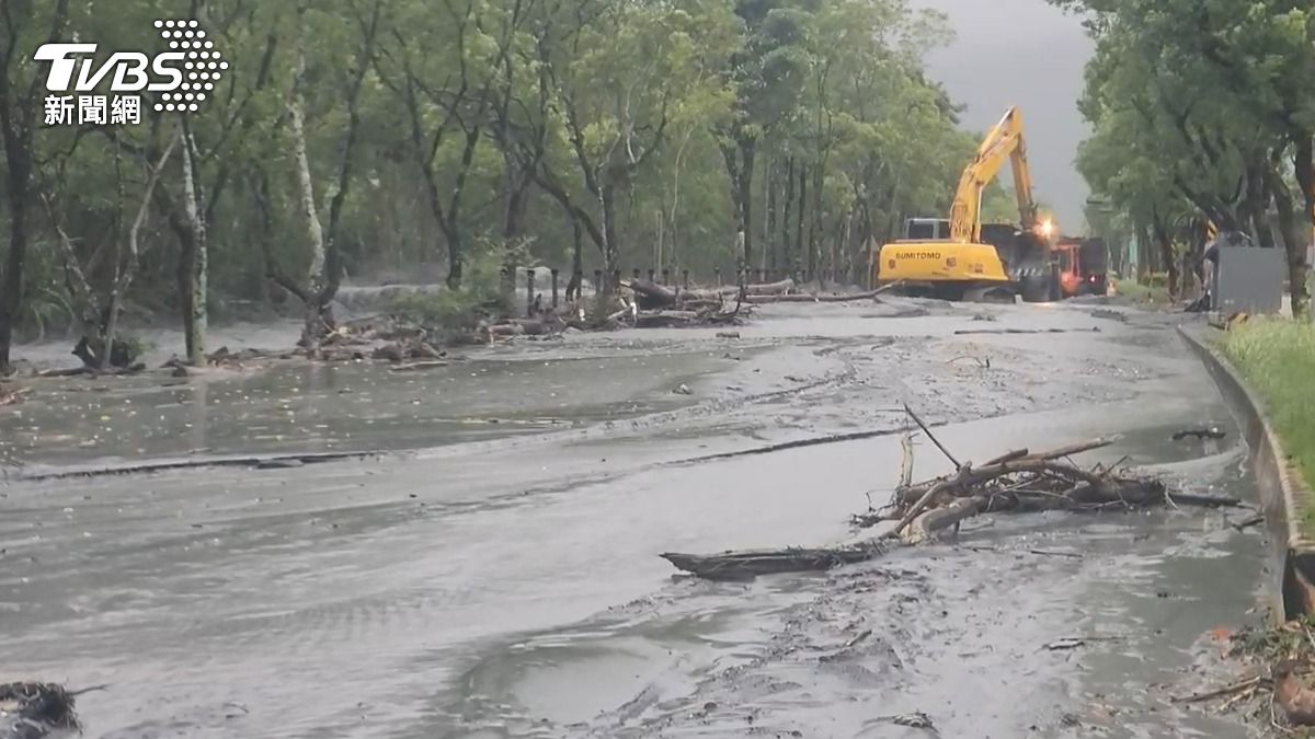 溪水、泥沙淹上台9線路面，相關單位正在施工排除中。（圖／TVBS）