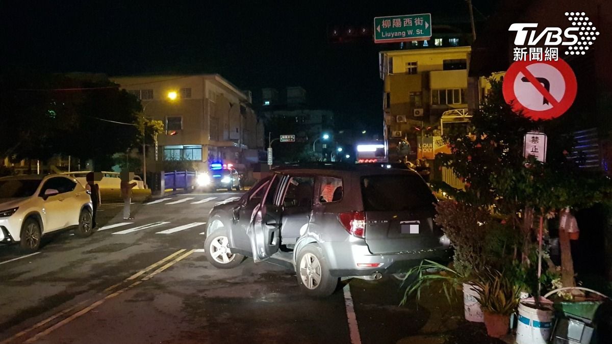 休旅車車門扭曲變形。(圖/TVBS)