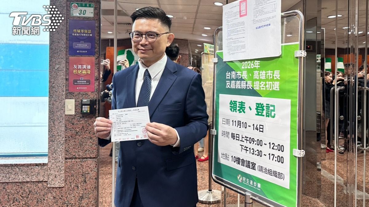 賴瑞隆爭取代表民進黨參選高雄市長,赴中央黨部登記。(圖/林茜妤攝)