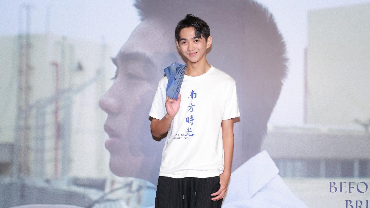 18歲「明華園小王子」轉戰大螢幕！爸爸北上力挺　免熱身現場後空翻