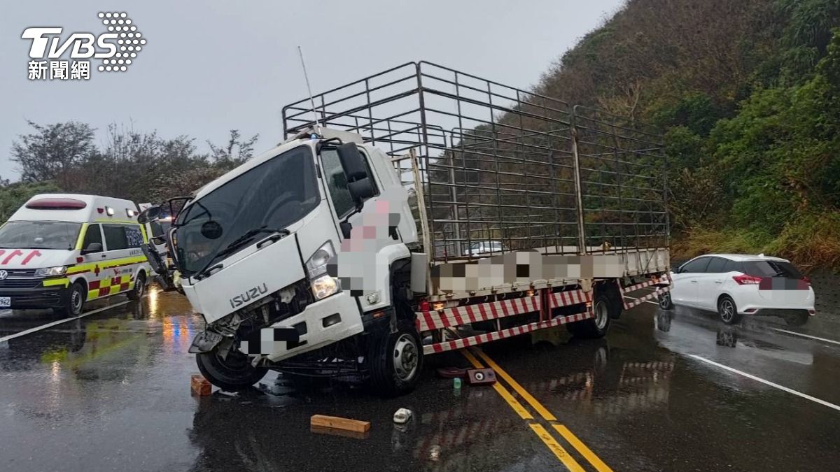 快訊/台東台9線大貨車衝對向撞休旅車 1男駕駛傷重不治