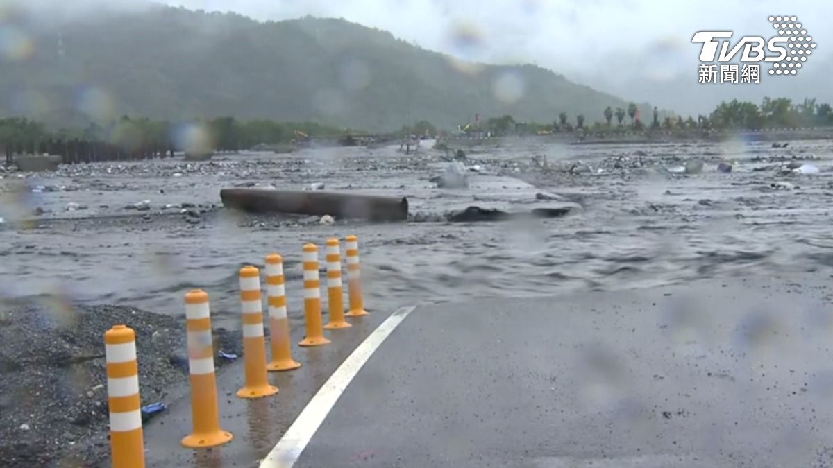 馬太鞍溪便橋遭沖毀，員警巡邏卡泥沼棄車。(圖／TVBS)