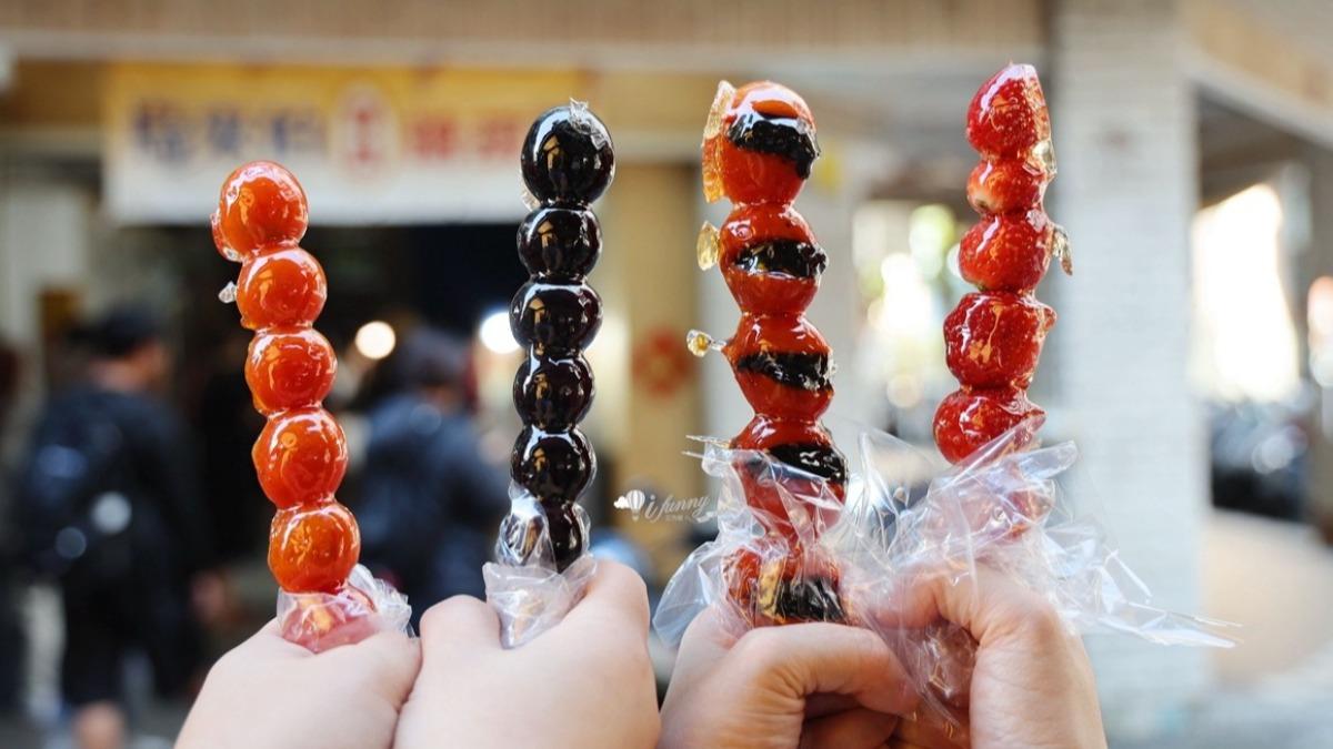 買氣超旺的糖葫蘆,排隊人潮堪比貪食蛇。(圖/ifunny艾方妮的遊樂場)