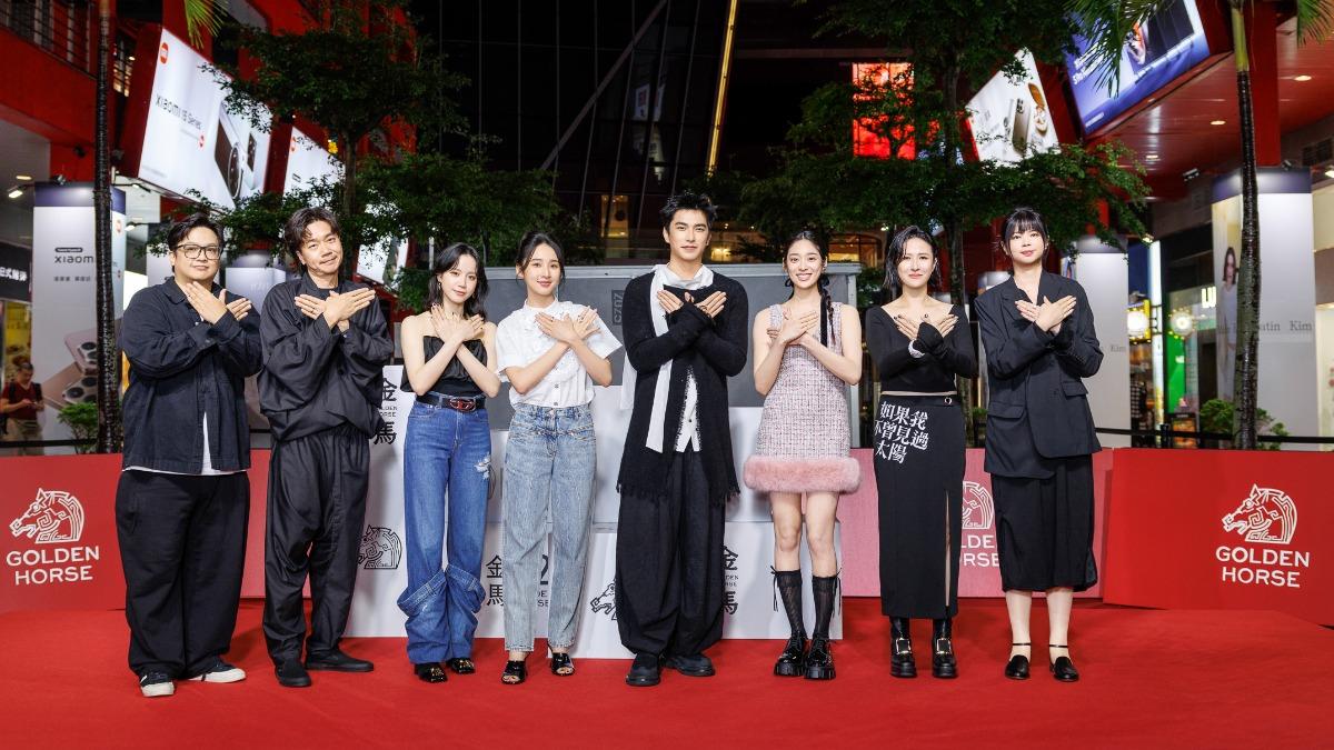 左起編導簡奇峯、導演蔣繼正、程予希、李沐、曾敬驊、江齊、製作人麻怡婷與編劇林欣慧。(圖/Netflix提供)