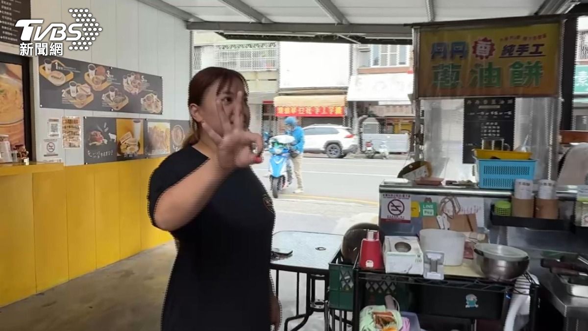這名男子第三次光顧店家,還偷走一支價值7000多元的舊手機。(圖/TVBS)