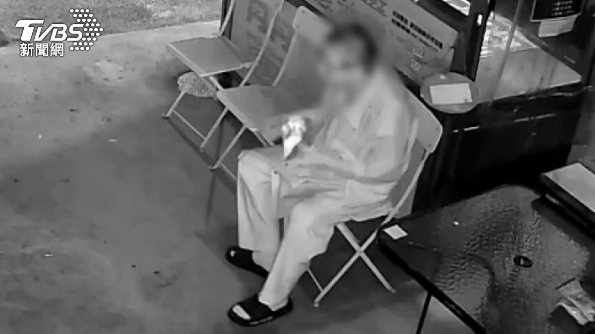 一名戴眼鏡的平頭男子光明正大,還挑了個座位吃完才離開。(圖/民眾提供)