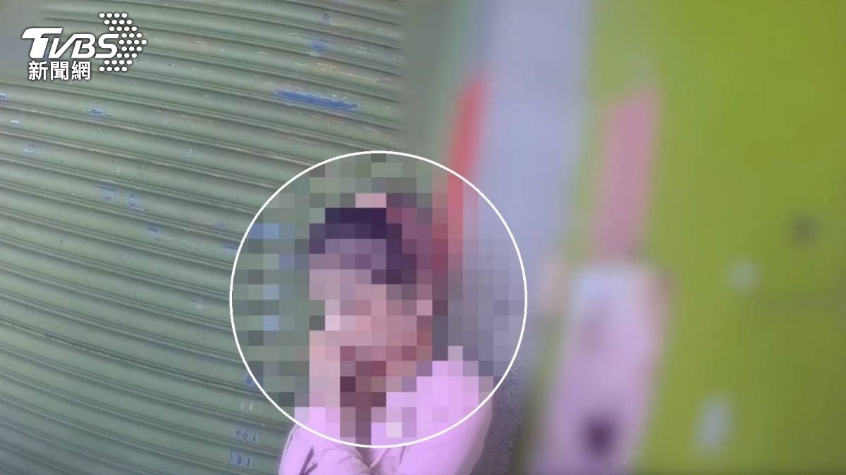 員警逮捕女車手，辯稱僅是為了「解任務」才取款。（圖／TVBS）