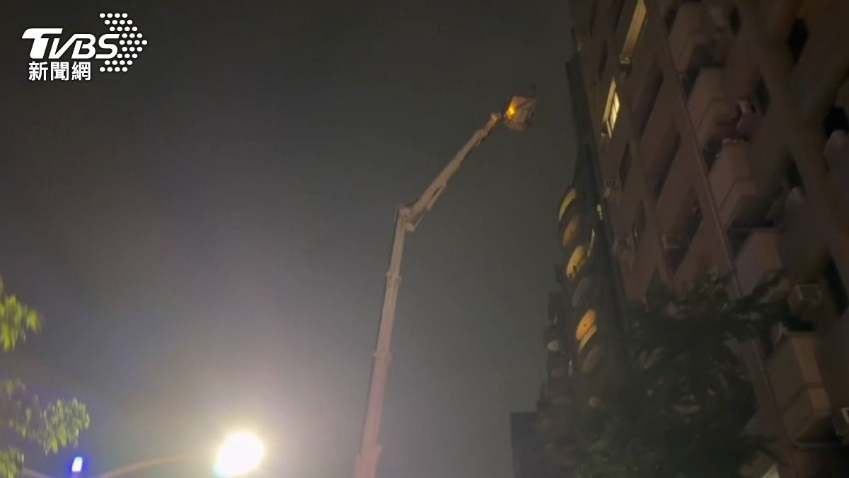 火警發生時消防單位立即出動大批消防車與雲梯車前往救援,所幸無人傷亡。(圖/TVBS)