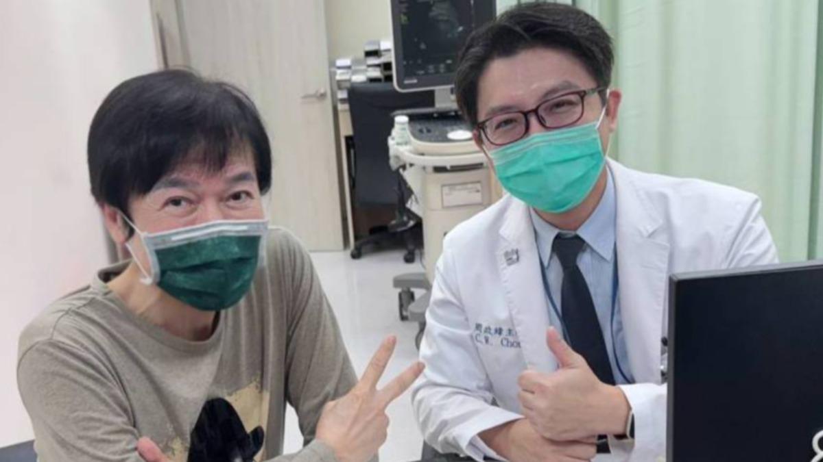 洪榮宏曬出跟醫生合照。(圖/翻攝自洪榮宏臉書)