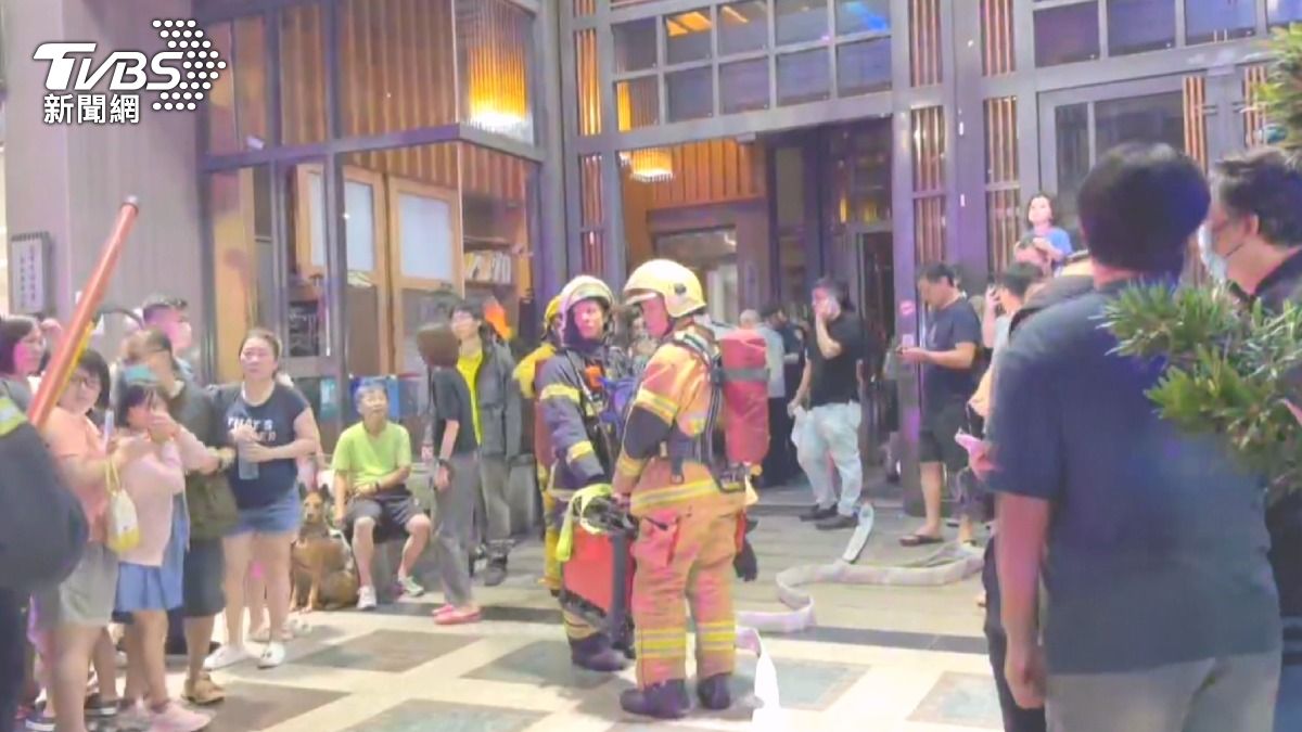 現場民眾紛紛逃到戶外避難,有人不斷祈求火勢不要蔓延到自家。(圖/TVBS)