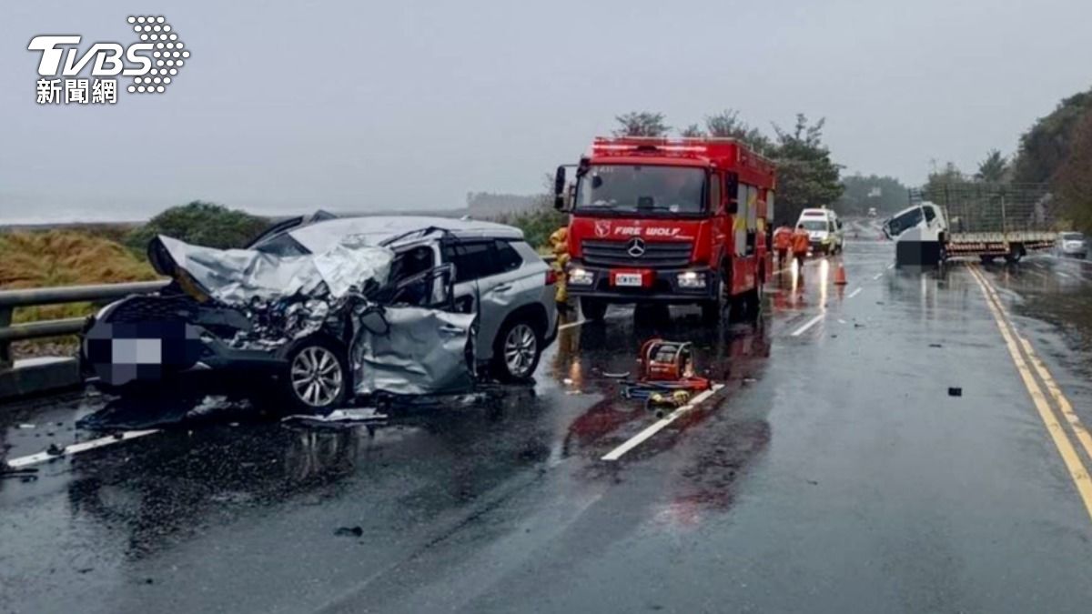 台東南迴大鳥段清晨發生死亡車禍，72歲男子受困駕駛座上，當場不幸死亡。（圖／TVBS）
