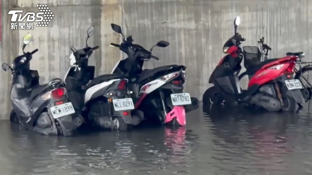 機車來不及移車，通通泡水。（圖／TVBS）