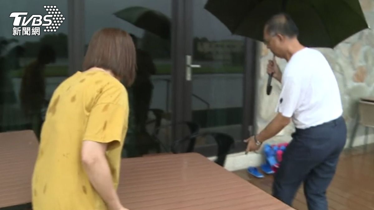 民宿沒有客人，業者乾脆將戶外設施收起來。（圖／TVBS）